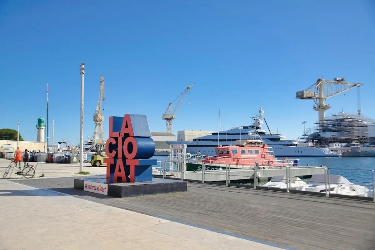 Logement Classe, Entierement Neuf Pres Du Port La Ciotat France
